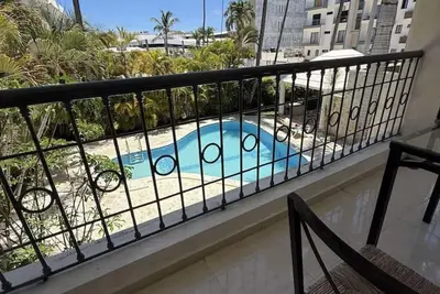 Image de Pool-view condo steps from the beach