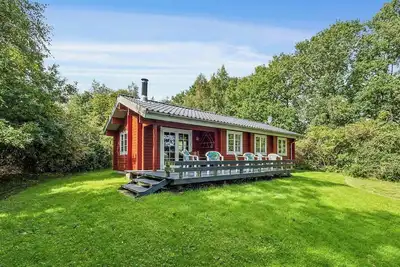 Image de Maison en bois rouge suédoise avec vue sur le fjord