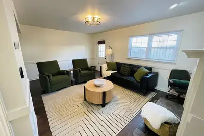 Image de Updated 2 bed, 2. 5 bath townhome in Five Points