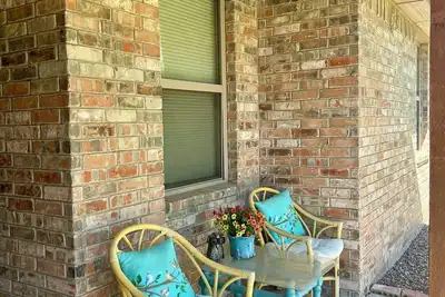 Image de 3-bdrm house in Medicine Park w comfy beds, parking, fenced yard, walk to shops.