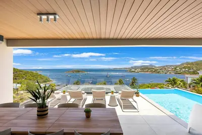 Image de Villa Aurélio, surplombant les eaux turquoise de St Martin, face à St-Barthélémy.