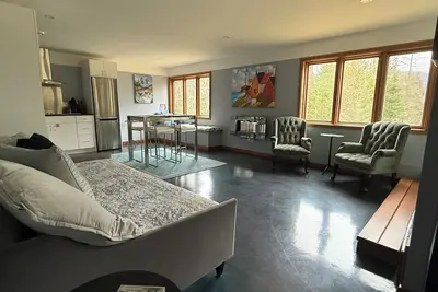 Image de Stay in nature ~ Private retreat-style modern suite with creek and forest