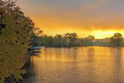 Image de Autumn Lakefront Retreat: Dock, Firepit & Kayaks