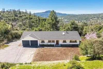 Image de 20 mins to Yosemite • Hot Tub Escape • Game Room