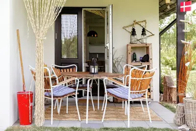 Image de Maison de vacances romantique sur l'île, dans un style douillet, au bord de la plage