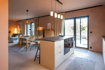 Image de Chalet design avec maison d'amis au bord du lac Mullsjön
