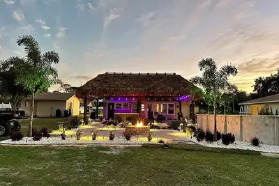 Image de Private Lakefront Retreat Pool Spa Tiki