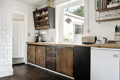 Image de Amis dans une petite maison de pêcheur Betty Fjord