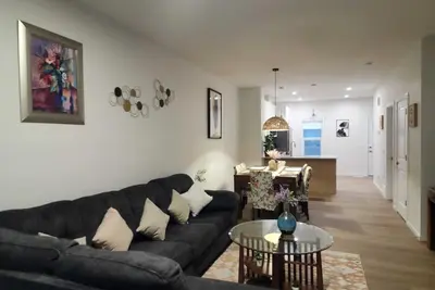 Image de Edmonton 3br House | 2. 5 Bath | Modern Comfort