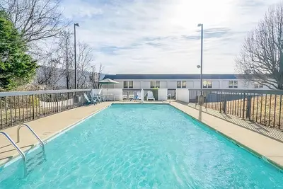 Image de 4 Chattanooga Escape Near Ruby Falls w/ Two Queens and Outdoor Seasonal Pool