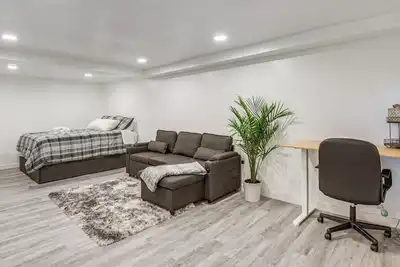 Image de Gateway to Dc! Quiet Clinton Apt w/ Workspace