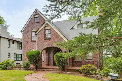 Image de 2 Mi to Uptown! Group-Friendly Home w/ Game Room