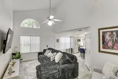 Image de Private Yard + Deck: Tallahassee Towhome!