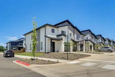 Image de 5 Mi to Walmart Amp: Modern Townhome w/ Yard!