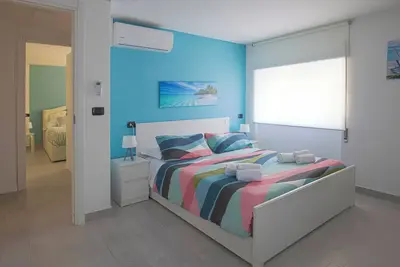 Image de 2 suites by the sea in the center - sleeps 4 - parking space in May and August