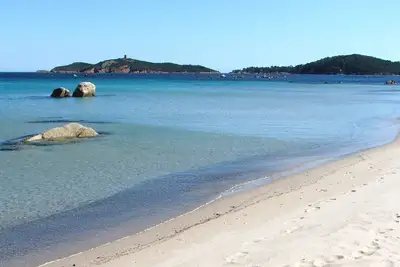 Image de 500 mètres de la plage, climatisé, jardin, piscine, idéal pour les familles
