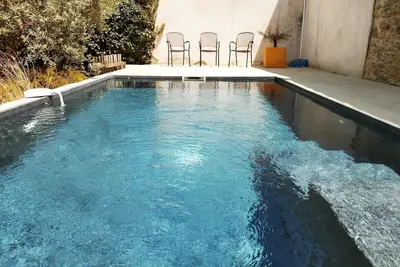 Image de Maison de ville chic avec piscine & garage