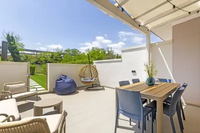 Image de Cozy apartment of 60 sqm, ideal for 4 people, located on the ground floor of a building (with some steps at the entrance). The property is located in a residential area, well served and strategically positioned: just 200 mt from Otranto station, convenien