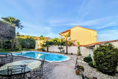 Image de Échappée belle, maison, piscine et jardin intime.