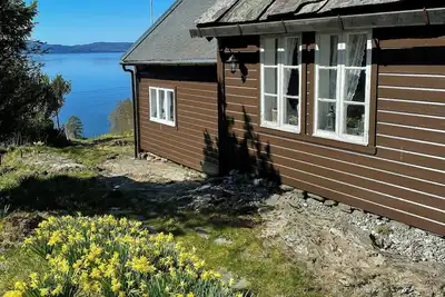 Image de Ferme historique avec vue sur la mer et le fjord Bjørnefjorden