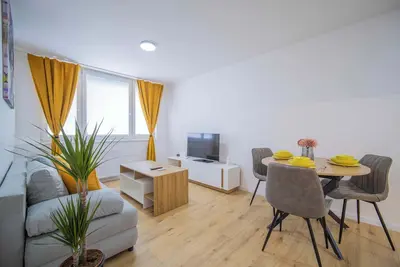 Image de Boutique Living - Yellow Accent Apartment