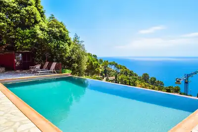 Image de Villa avec piscine et vues spectaculaires sur la mer