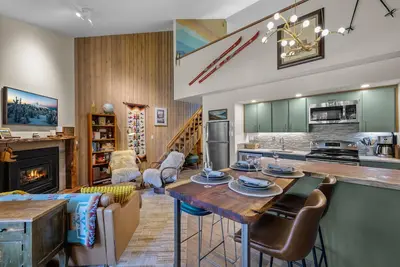 Image de Private Mt. Bachelor Village Condo with Resort Hot Tub, Pool