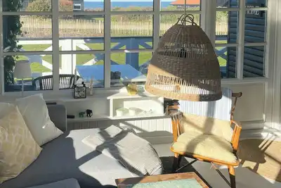 Image de Maison de vacances originale en bois avec vue sur la mer