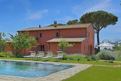 Image de Villa historique dans la Maremme toscane avec lac biologique