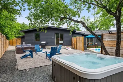 Image de Wonderland Unit A · Sleeps 12, Hot Tub & Bbq