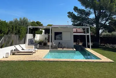 Image de Design 3-bedroom chalet 10-min walk to the beach with studio-office by the pool