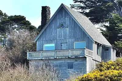 Image de Old Rustic Beach Cabin