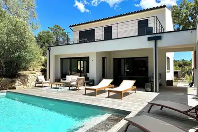 Image de Villa neuve avec accès aux magnifiques plages à pied, 5 chambres et piscine.