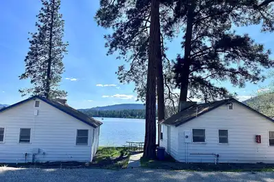 Image de Family-Friendly Lakefront 2 Bedroom Cabin w/ Amazing Views at Tiffanys Resort