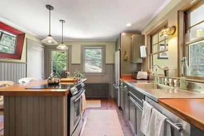 Image de Vintage Cape Cod Gem Close to Beach & Trails
