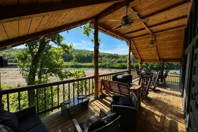 Image de Riverfront+Jacuzzi+Fireplace+6Bed+3Bath