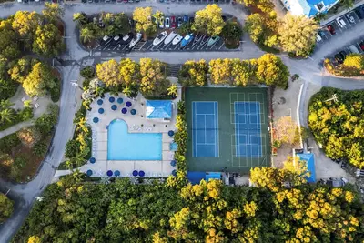 Image de 4 Ocean-View Units: Heated Pool, Fully-Equipped Kitchens & Beach Access