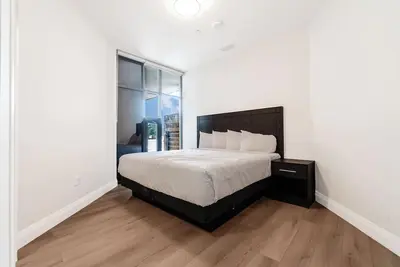 Image de Modern Fully Furnished Deluxe 2 Bedroom Condo