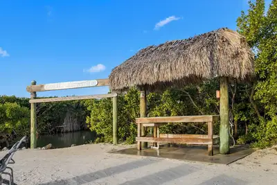 Image de Seaside Duo: 2 Suites with Full Kitchens, Swimming Pool & Direct Beach Access