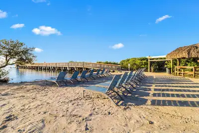 Image de Beachside Quad: 4 Units with Full Kitchens, Outdoor Pool & Direct Beach Access