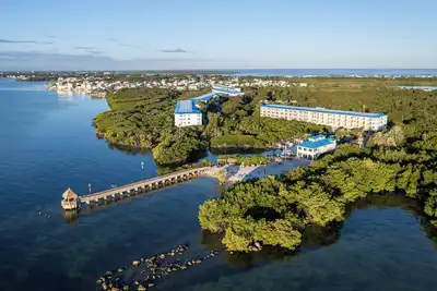 Image de Ocean Reef Club Area: 4 Units with Outdoor Pool, Kitchens & Direct Beach Access