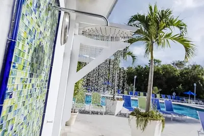 Image de Beachfront Duo: 2 Private Suites with Full Kitchens, Pool & Beach Entry