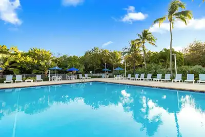 Image de Coastal Collection: 2 Suites with Private Balconies, Full Kitchens & Beach Entry