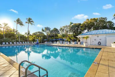 Image de Coastal Stay: Features Outdoor Pool, Onsite Playground, BBQs & Shore Access
