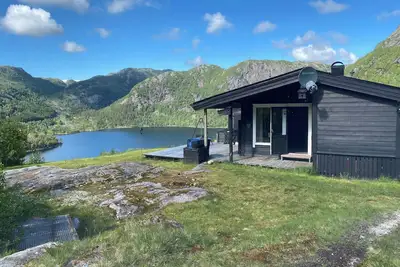 Image de Chalet de montagne avec vue magique et lac tranquille