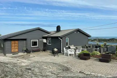 Image de Magnifique chalet avec vue sur la mer à Lyngmyr