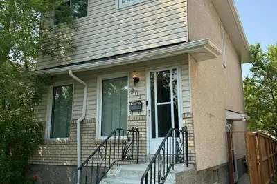 Image de Contemporary detached home in St Boniface Winnipeg
