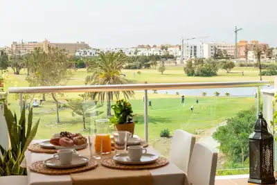 Image de Terrasse avec vue sur le golf, piscine et climatisation. Calme et plage à Almerimar