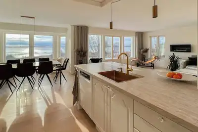 Image de Maison suédoise en bois avec vue sur Arresø