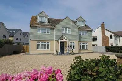 Image de 50 Sea Road, family friendly, with a garden in Milford On Sea